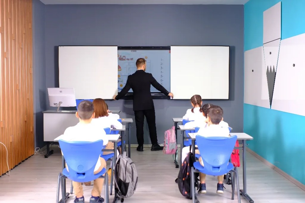 Interaktyvus ekranas ir tradicinė lenta: slankiojančios sistemos ir&nbsp;ergonomika